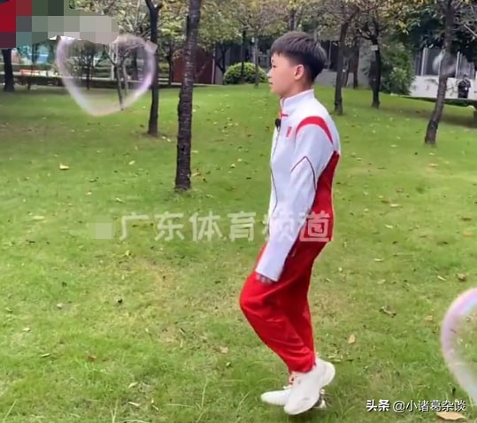 有排面！全红婵种下冠军树，并留签名，干活干净利落，新发型抢镜