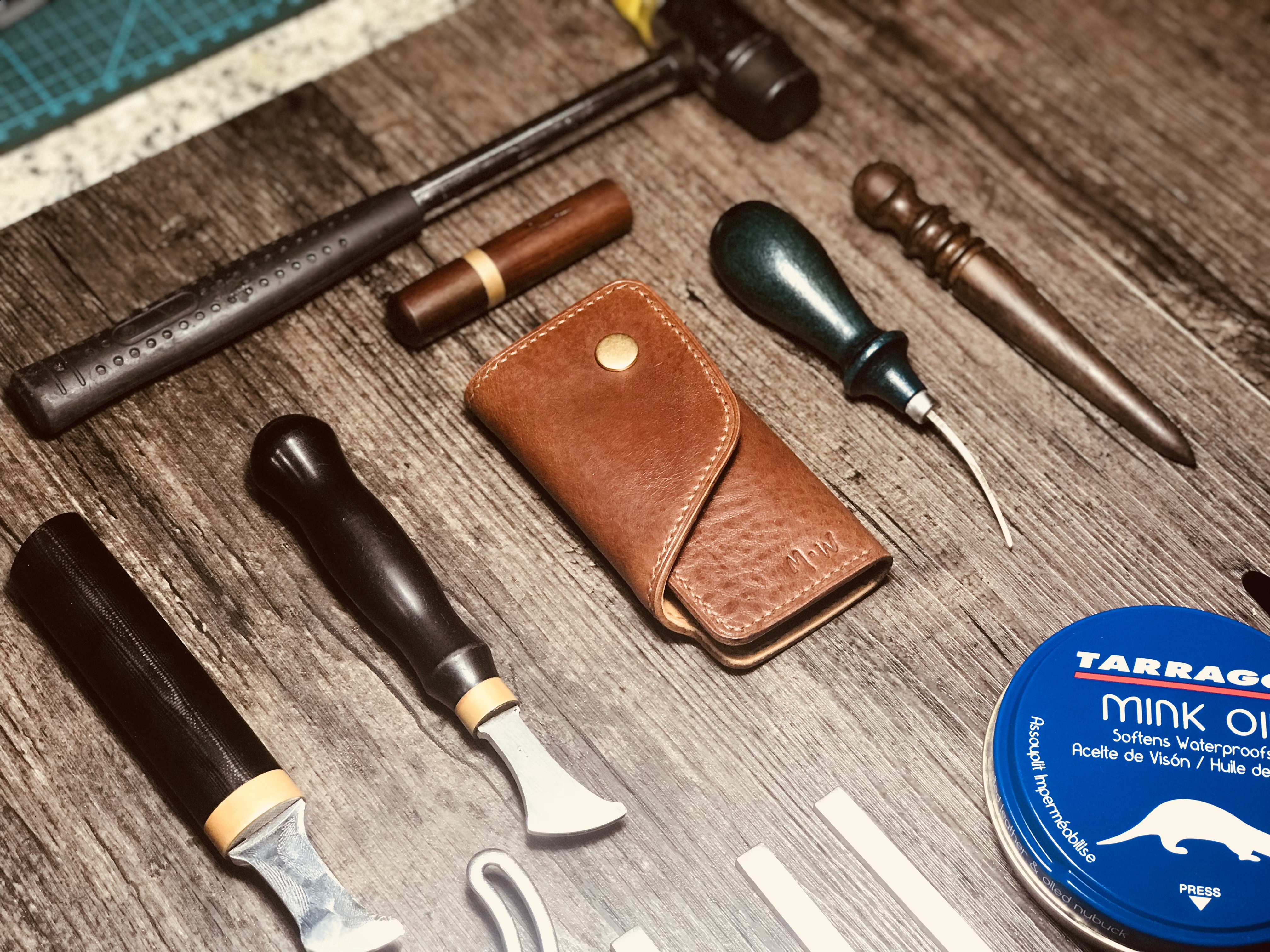 手工皮具基础班：工艺、工具、皮料、版型我们应该从哪开始学习