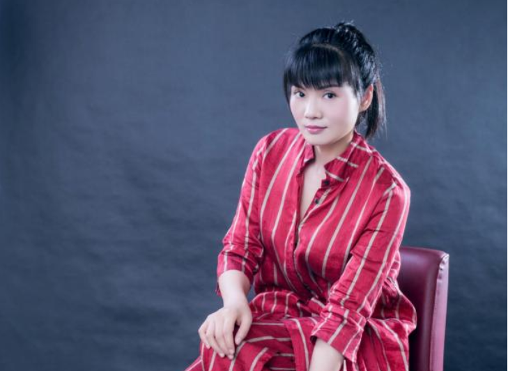 美女教师熊芳芳：6次跳槽终成一代名师，从乡村小学一路拼到深圳