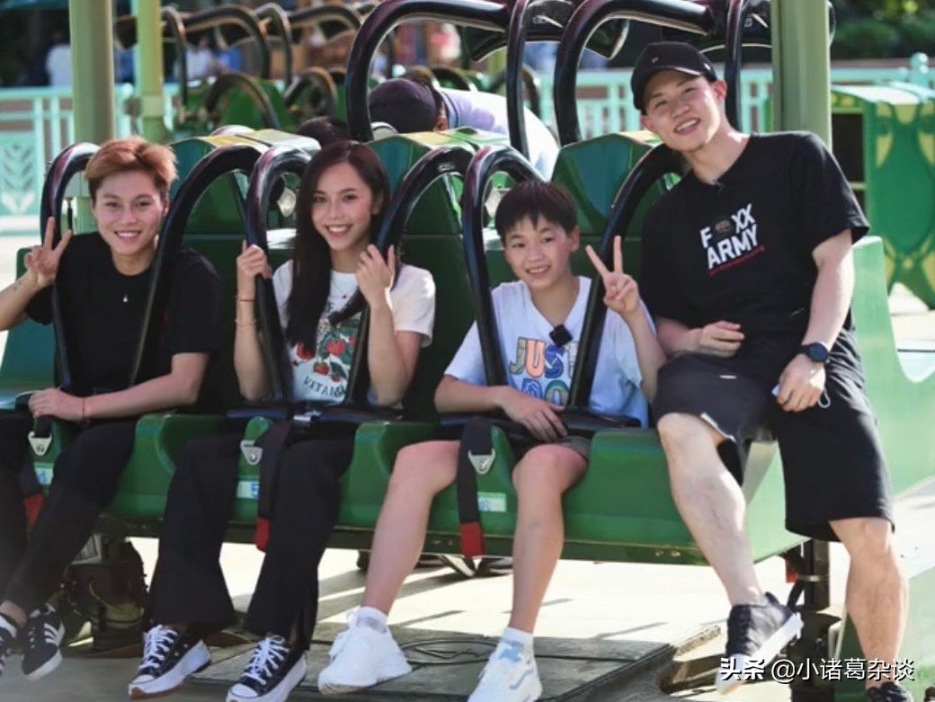 全红婵搞怪！对着镜头做鬼脸，在游乐园吃套餐，激流勇进坐过瘾了