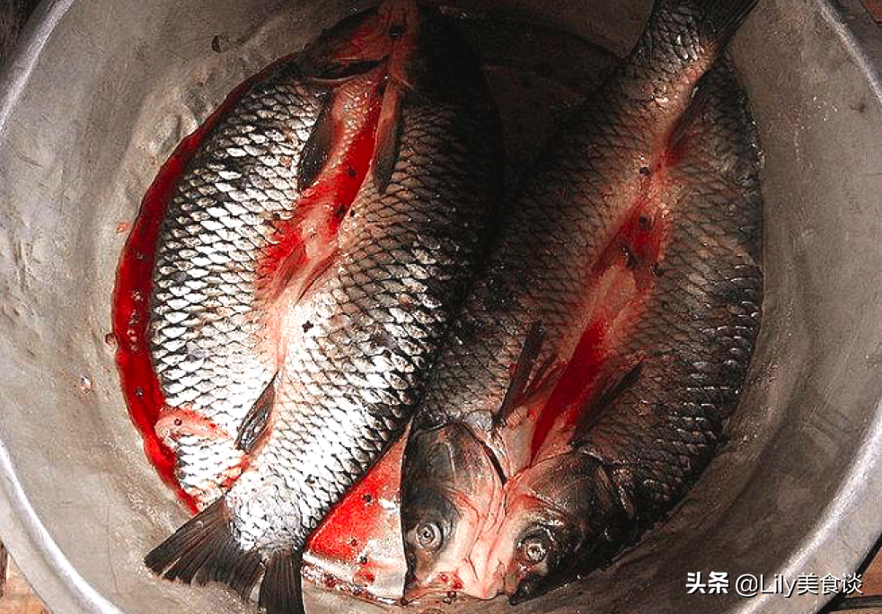 冬天腌鱼时，直接抹盐就错了，多做一步，鱼肉鲜香紧实，还没腥味