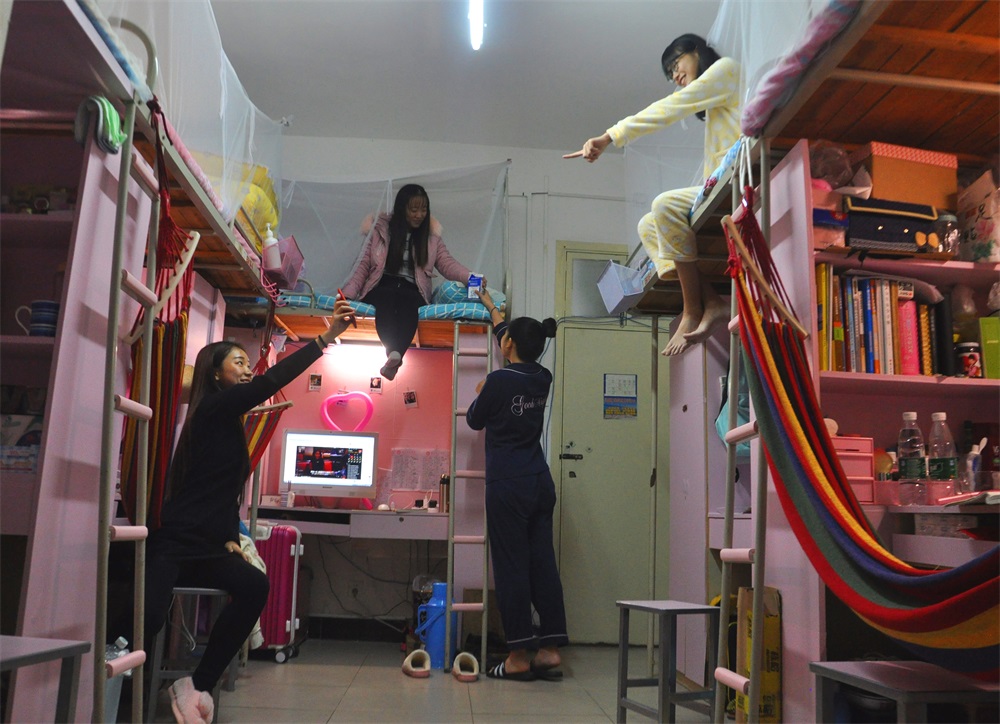 大学宿舍，选床位有讲究，“选上不选下，选窗不选门”