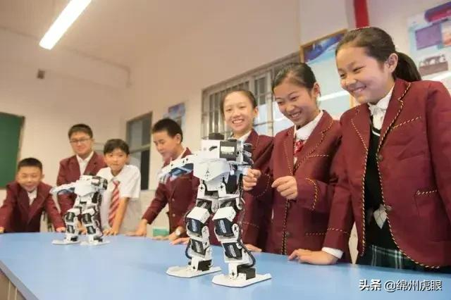 好心疼！绵阳十二三岁的娃娃，竟被学校赶下田去插秧子