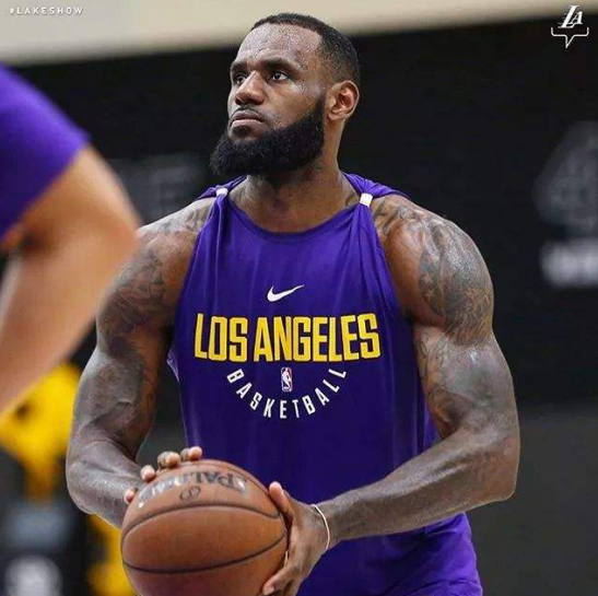 nba球衣为什么有点重(把球衣穿成紧身衣！魔兽肌肉如气球般饱满，锡安肌肉像是P出来的)