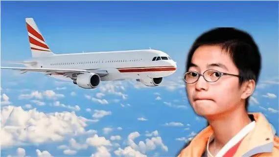 2004年，两少年扒上飞机起落架：一个被风吹下飞机，一个艰难幸存