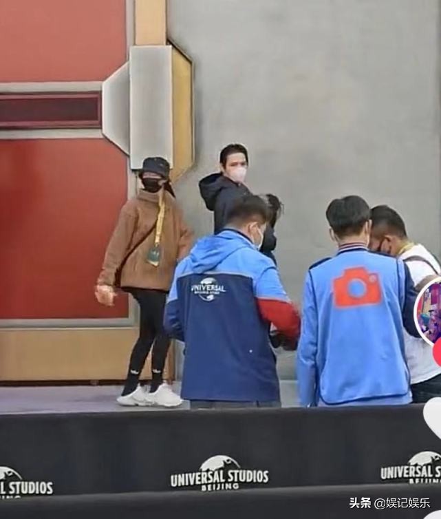 向佐一家逛环球影城，cora在爸爸怀里熟睡，郭碧婷身形变圆润