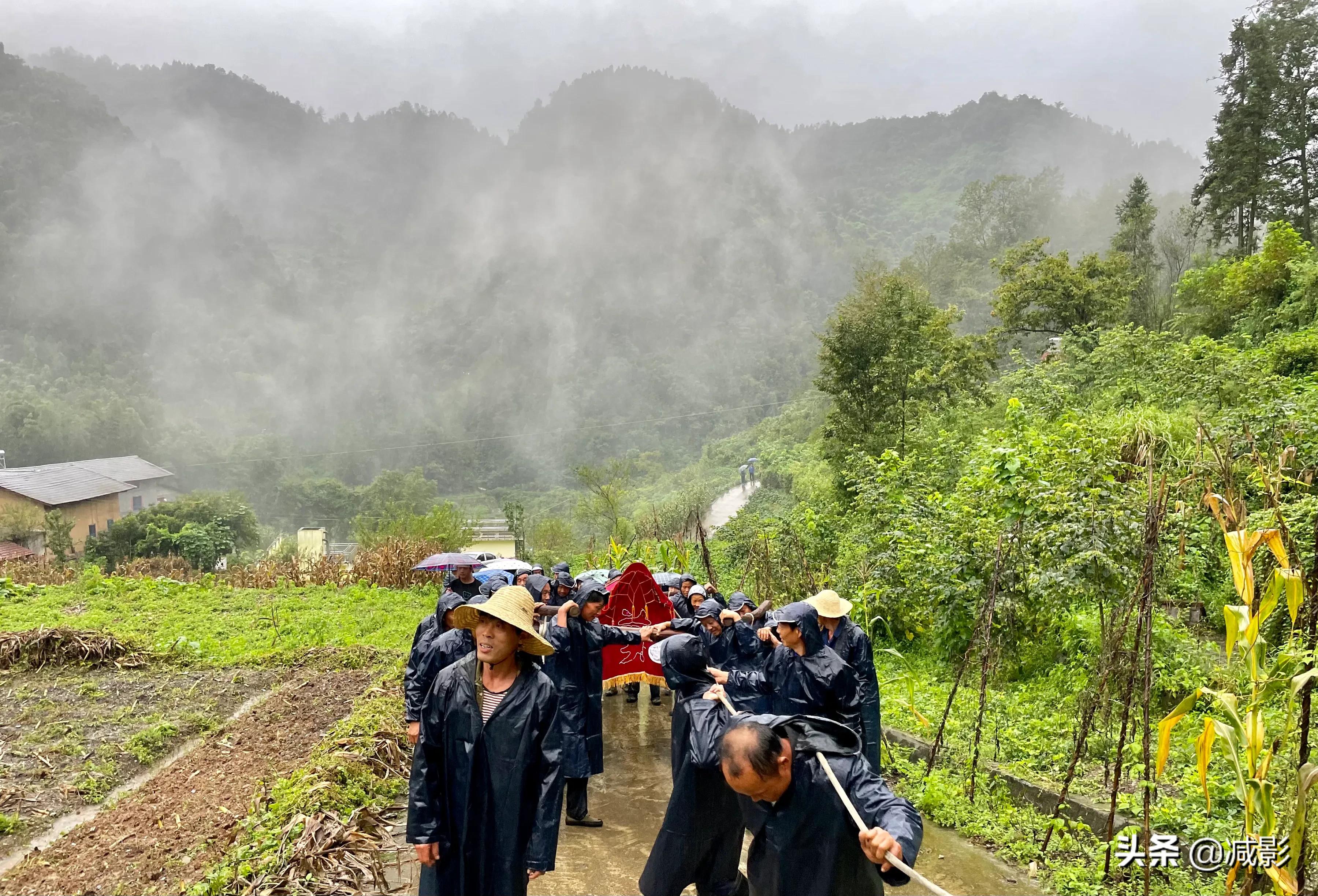 秦巴山区的葬礼，棺材800斤重需8人抬