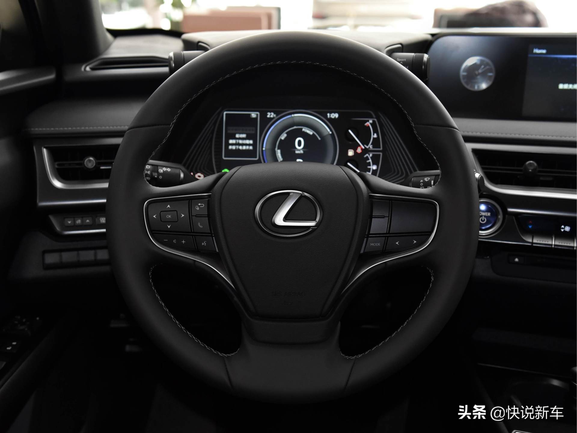个性十足，时髦高颜，高性能低油耗，混动上身，实拍雷克萨斯UX