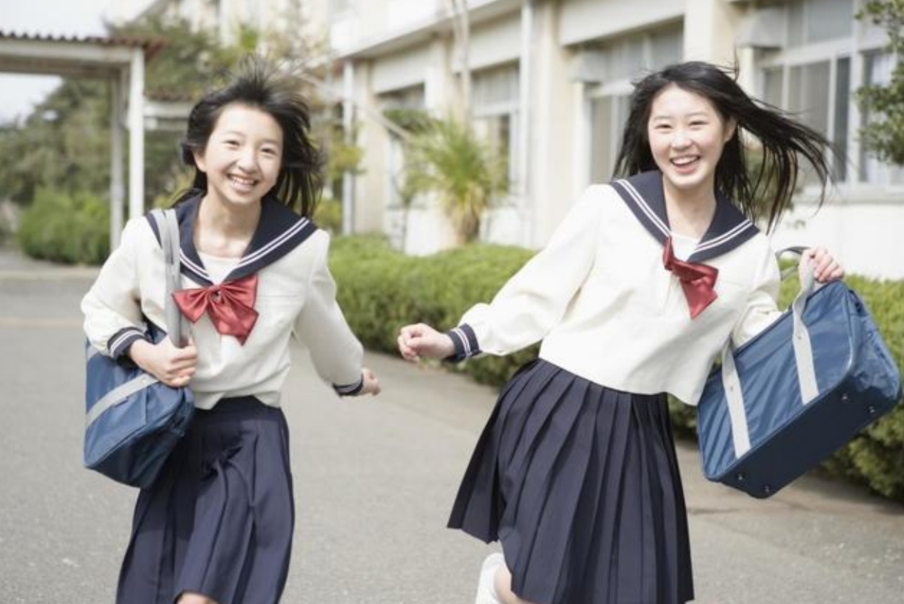 为什么“贵族学校”女生校服是裙子，普通学校是裤子？原因很现实