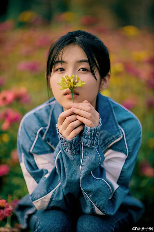 校服女(她们一穿上校服 校园女神的颜值天花板破了)