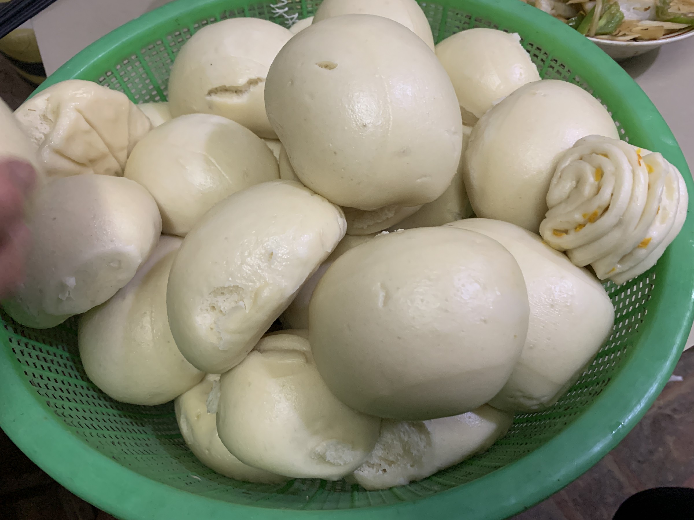 蒸馒头时，用冷水还是热水？牢记4点，馒头蓬松暄软不塌陷