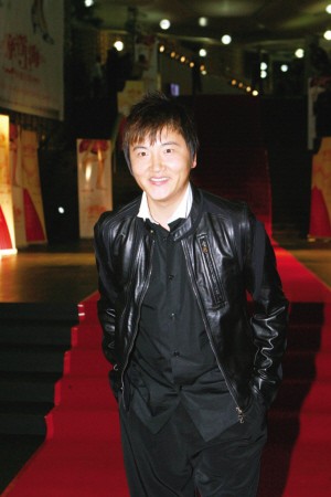 2006世界杯主题曲孙楠(歌王孙楠：18岁出道，26岁看春晚选“妃”，41岁娶3婚女)