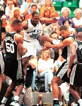 nba打球為什么這么野蠻（NBA的熱血籃球時代有多野蠻？馬龍飛踹鄧肯，湯帥被打出腦漿）