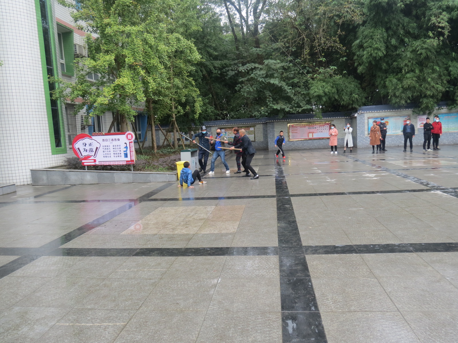 四川东坡区永寿小学开展反恐防暴应急处置演练