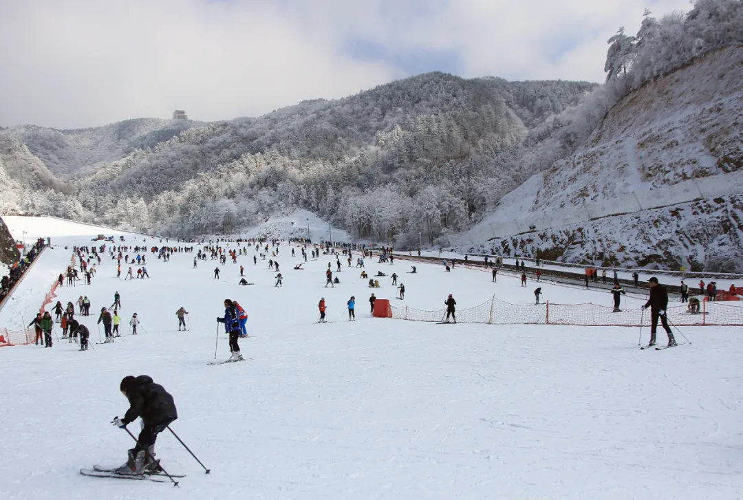 12月杭州哪里可以滑雪(千米高山，十年品牌，临安大明山万松岭滑雪场昨天开滑)