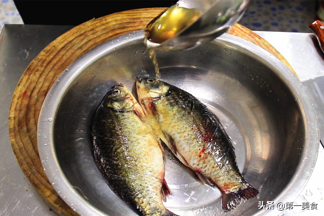 煎鱼时，第一步下油锅就错了，饭店常用的1招，鱼不粘锅不破皮