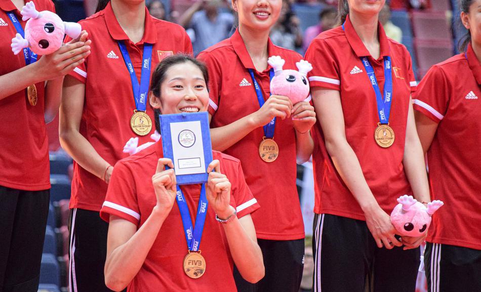 女排世界杯颁奖，美国俄罗斯都是14块奖牌，唯独中国女排16块金牌