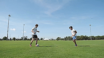 怎样学足球我是新手（五个初学者必会的足球基本技巧）