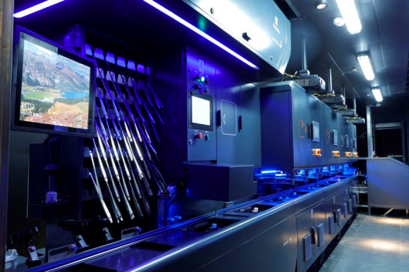 机械臂大厨+送餐机器人，北京人工智能海底捞餐厅开业！
