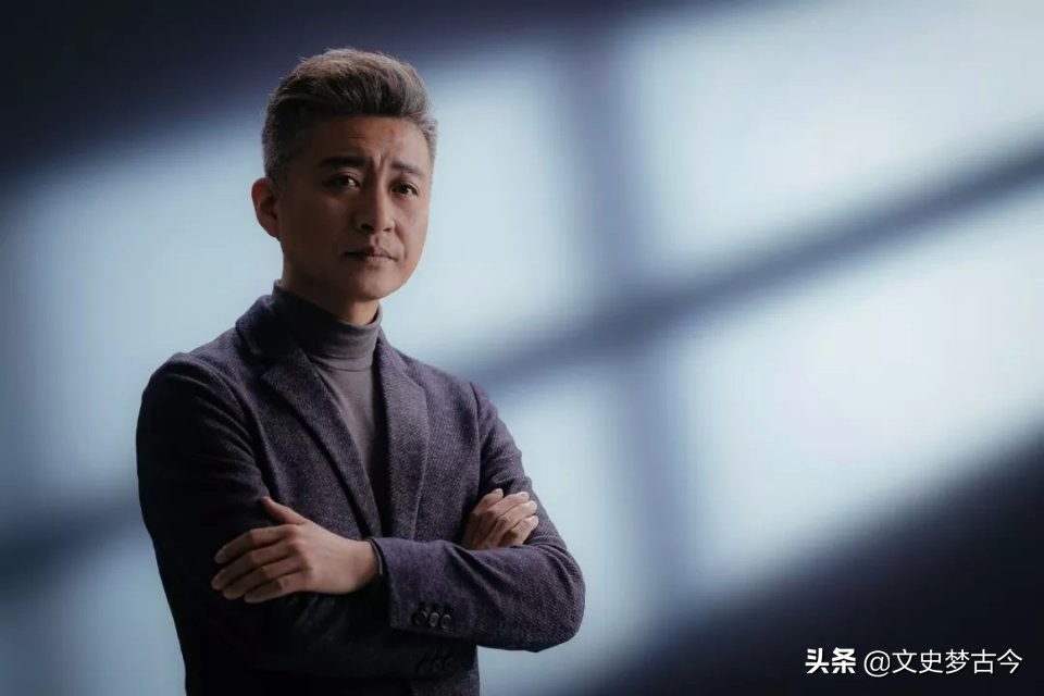 周炜：中专生出身，火箭军文工团最后一任团长，官至副师级大校