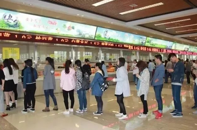 大学之间的差距不只是分数线，看完清华的食堂，同学们直呼羡慕