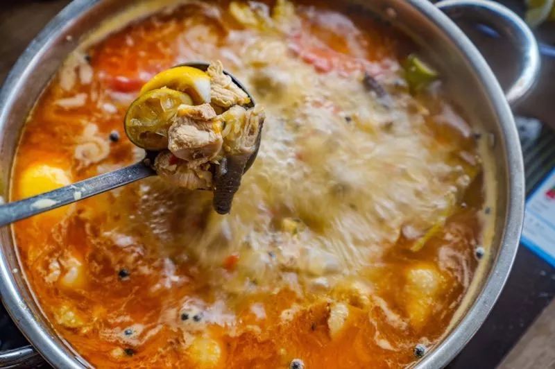 带你品味地道昆明老滋味~79元抢昆明老孔雀傣味酸汤火锅套餐！