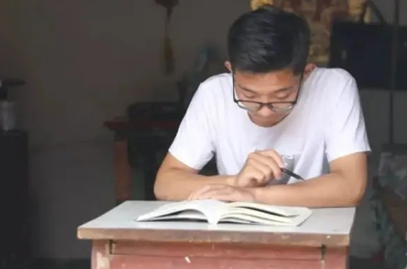 为2万元从名校退学，复读12年的“高考王”唐尚珺，如今怎样了