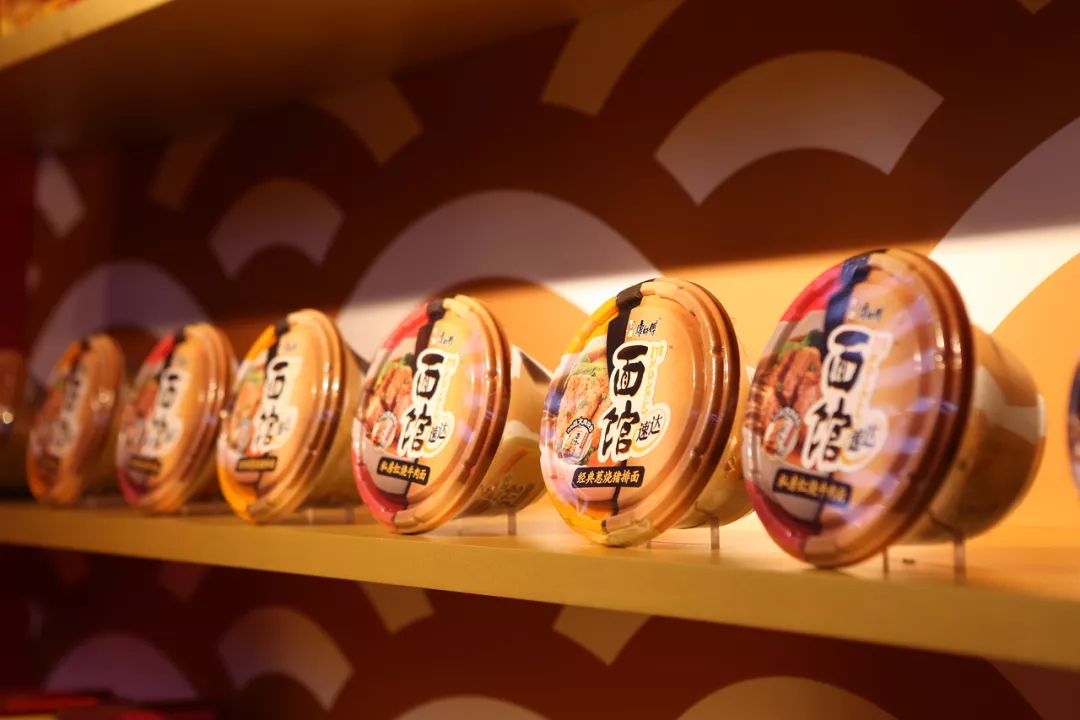 年轻人不吃方便面了？康师傅统一净利下滑，高端化救得了泡面吗