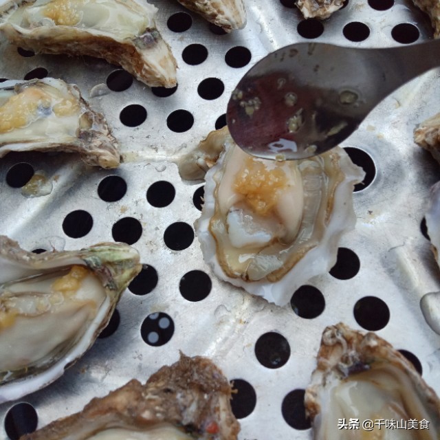 生蚝3秒打开的方法，工具很重要，蒜蓉蒸生蚝，这样做才过瘾
