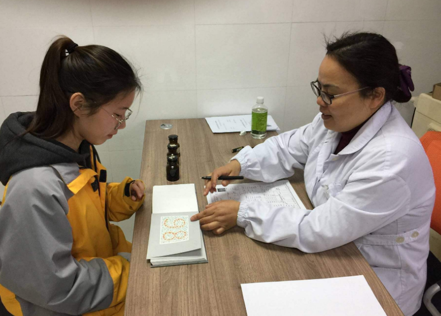 有学生主动“裸检”，有人偷戴近视镜，高考体检出现名场面