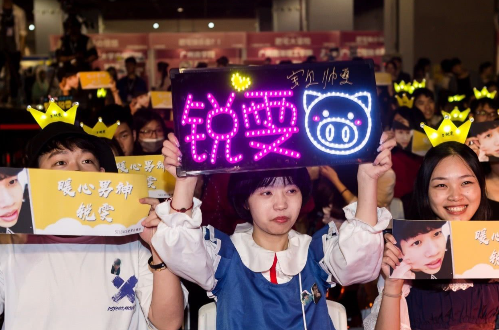 陈学冬上网课被曝，学习环境堪称“家徒四壁”，这才是值得追的星