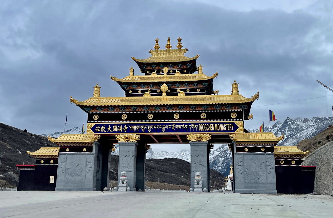 旦增是我2015年路过竹庆寺认识的,经过他同意,当时我拍摄了佛堂,也