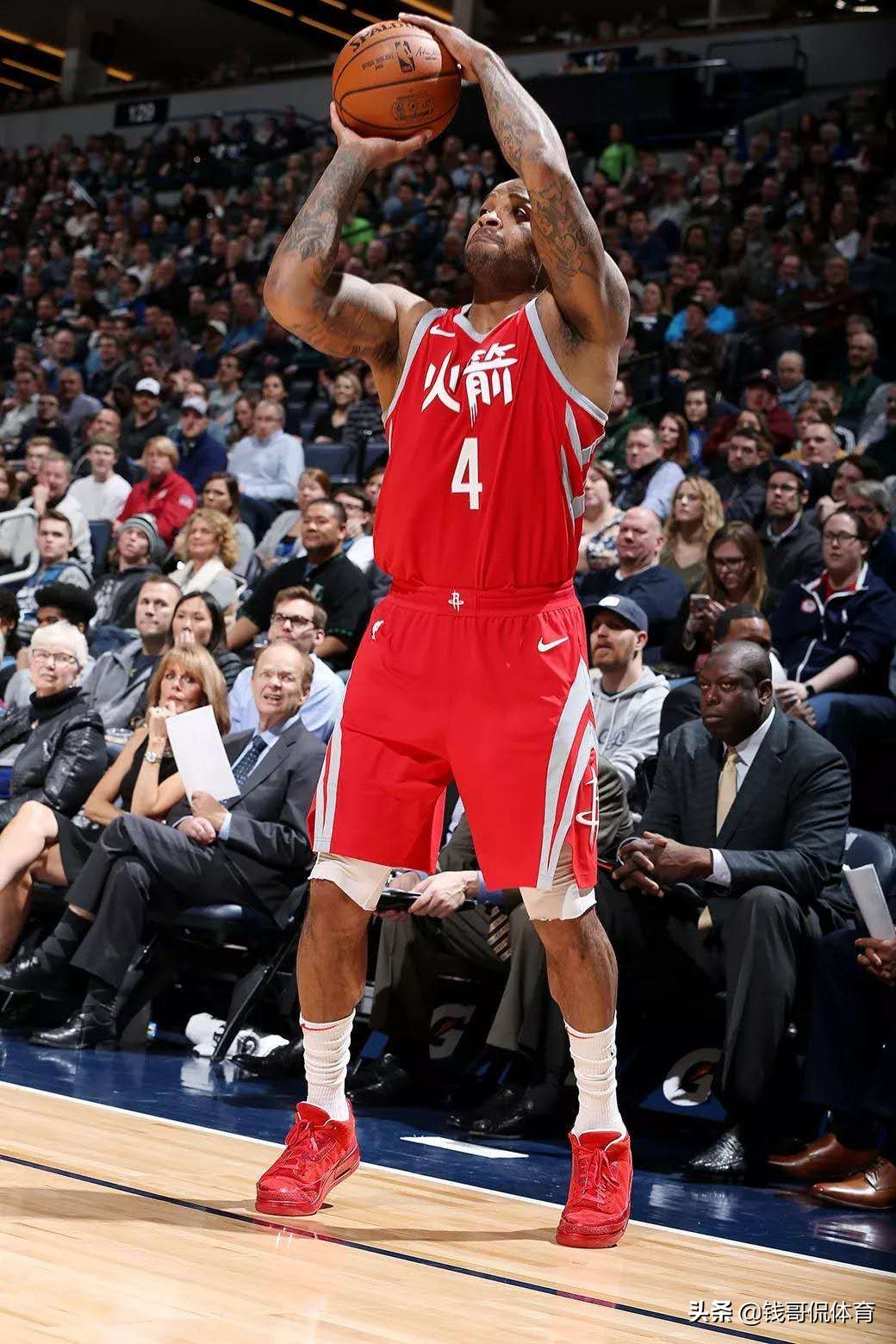 火箭17号球员塔克(pj-塔克,身高1米96却撑起火箭队的内线,一个有血性