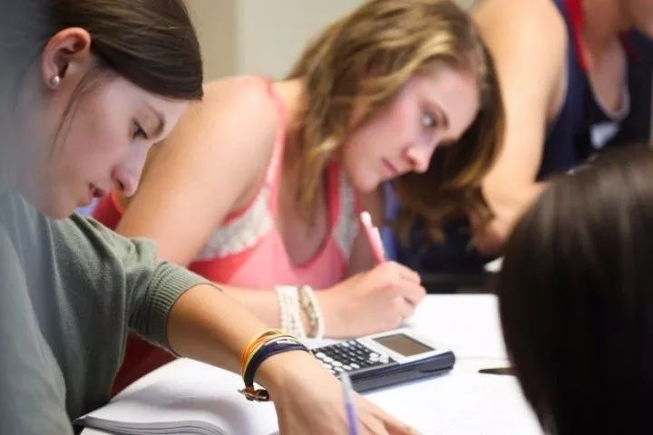 西方教育的秘密：如何偷偷完成了社会分层