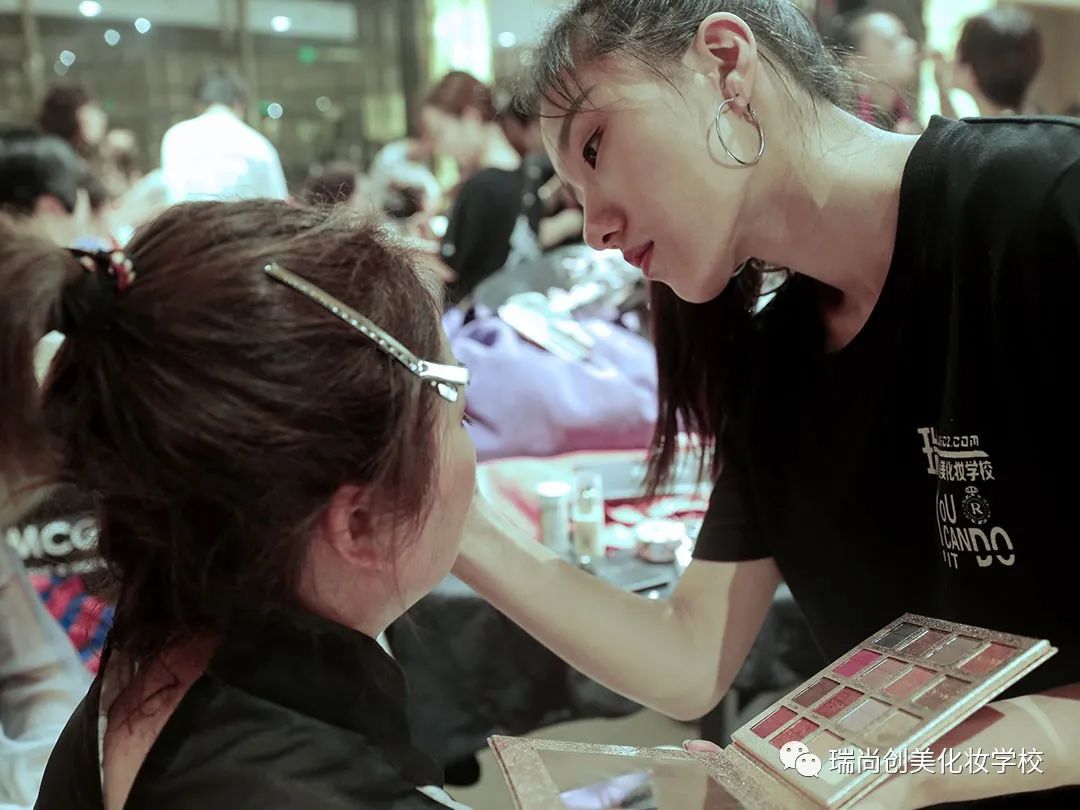 为什么越来越多的毕业生选择化妆培训学校？