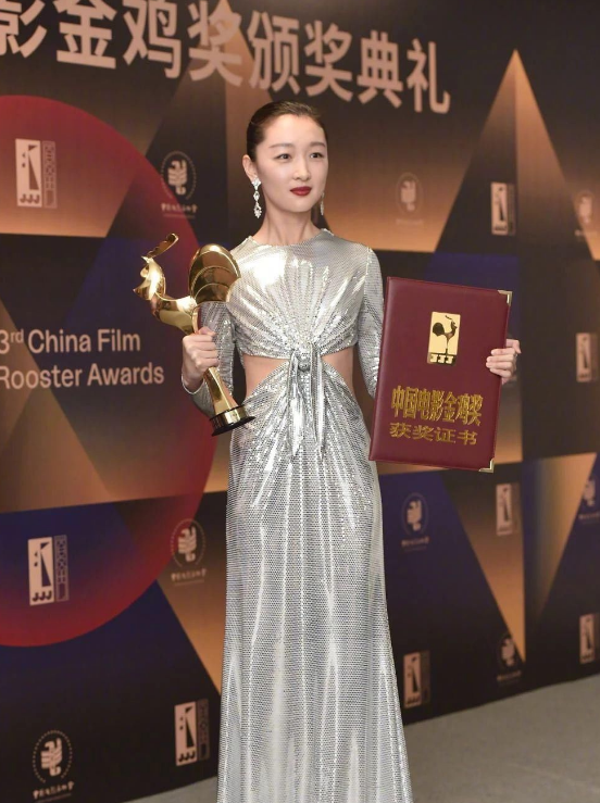 明星高考成绩揭秘：关晓彤552分北电第一，赵露思成绩差到想复读