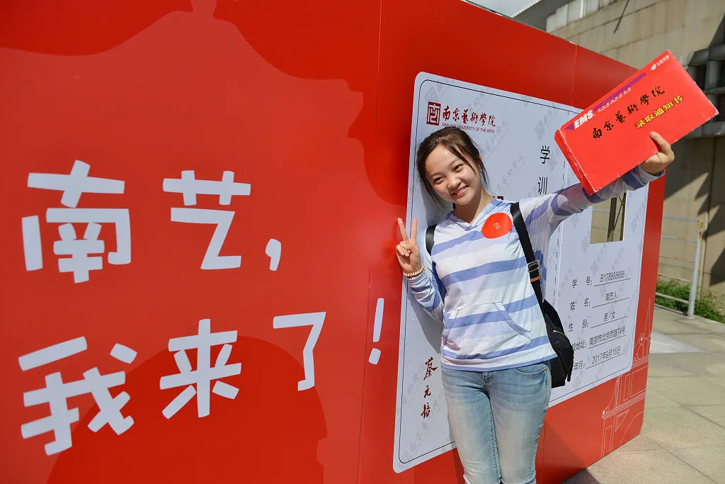 21岁林妙可感恩奥运，张艺谋却追悔莫及，代唱的杨沛宜完成逆袭