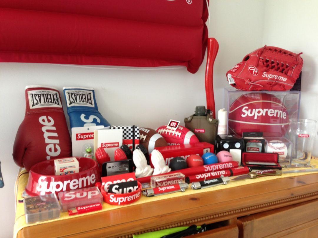 炒到 2000 的 Supreme 电子表，同款只需要 300 块