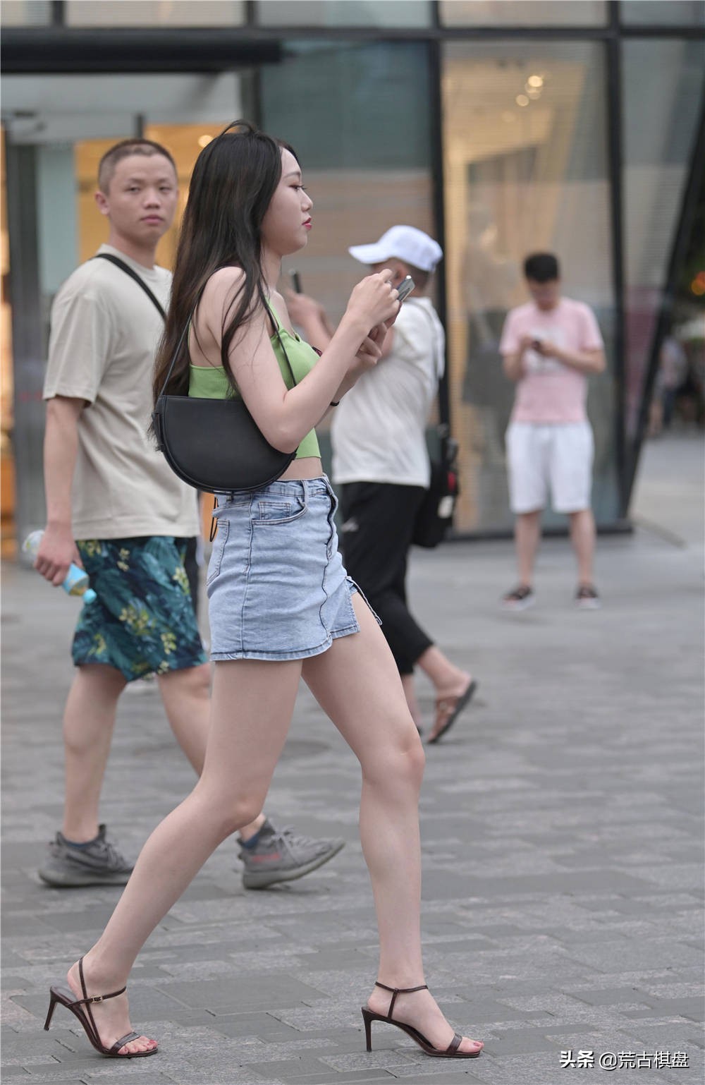 夏季选择牛仔短裤，看着会比较独特，搭配都人不多，穿出个性