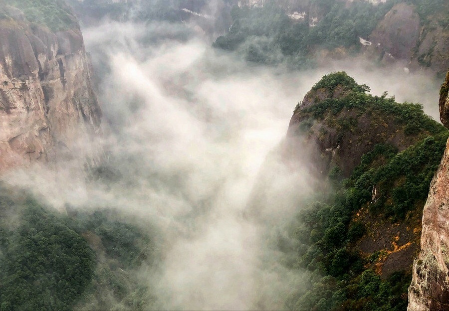打油诗／云雾绕山巅，仙居世外天