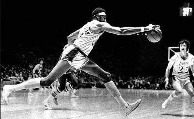 为什么nba球员都穿帆布鞋(NBA走过73年，从匡威到阿迪耐克两家独大！球鞋故事你知道多少？)