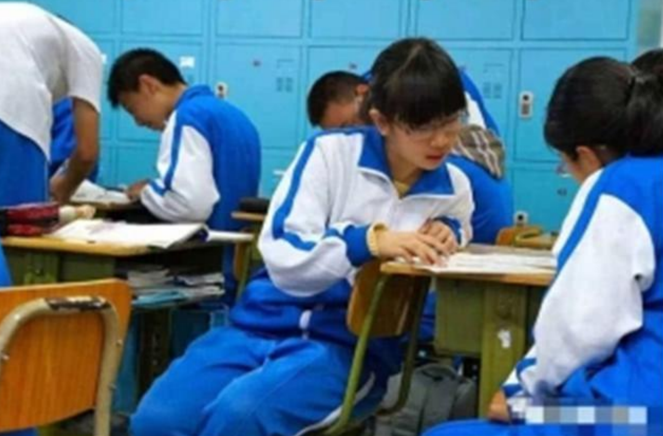为什么“贵族学校”女生校服是裙子，普通学校是裤子？原因很现实