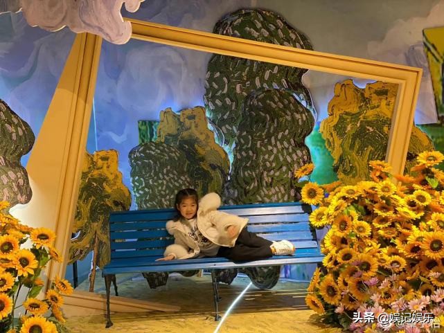 章子怡一家五口看画展，小苹果化淡妆气质出众，弟弟画画背影超萌