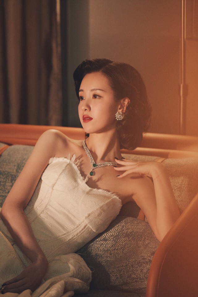 “校花”陈都灵长大了，穿一袭抹胸小礼裙挺有女人味，贵气感满满