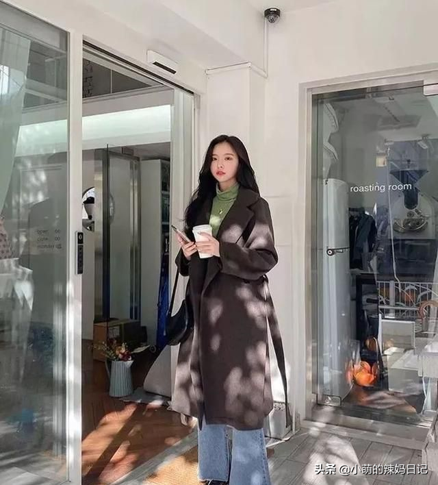 真正时髦的女人，秋冬都会备上这件“烟管领衫”，配毛衣衬衫太美