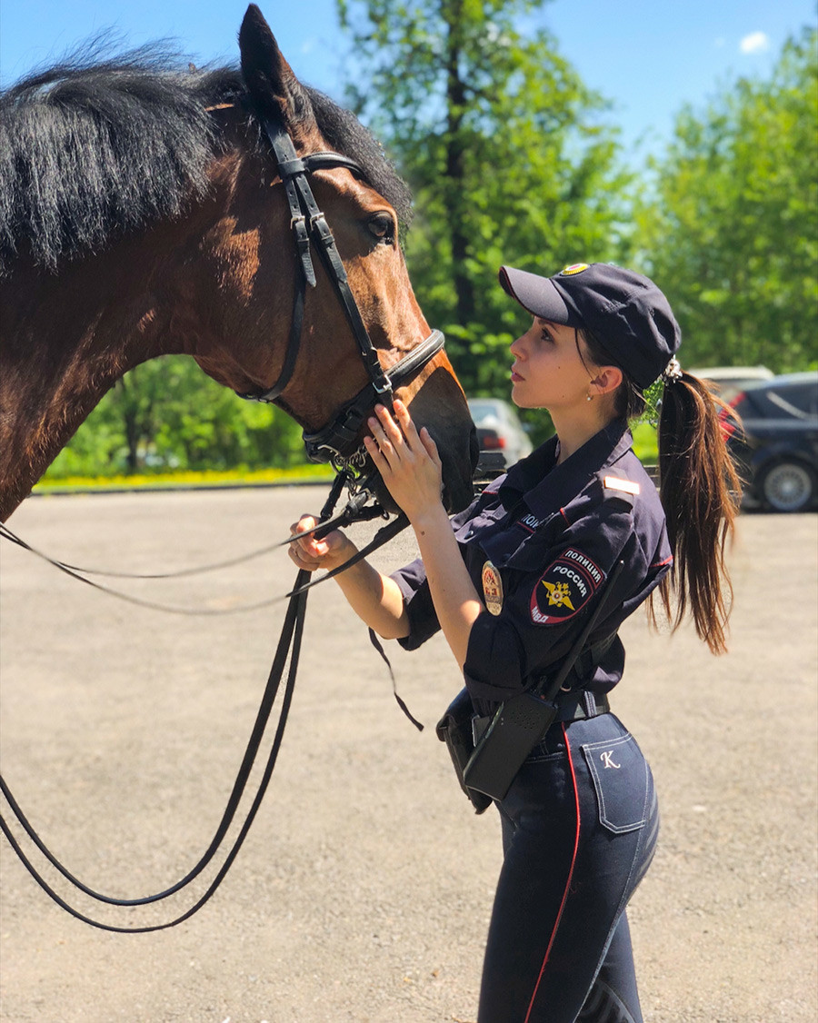 俄罗斯世界杯女骑警(莫斯科最美女骑警，颜值一路开挂，执勤参加真人秀两不误)
