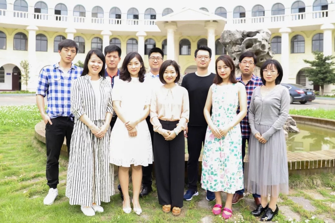 写大学辅导员的文章（年龄小）