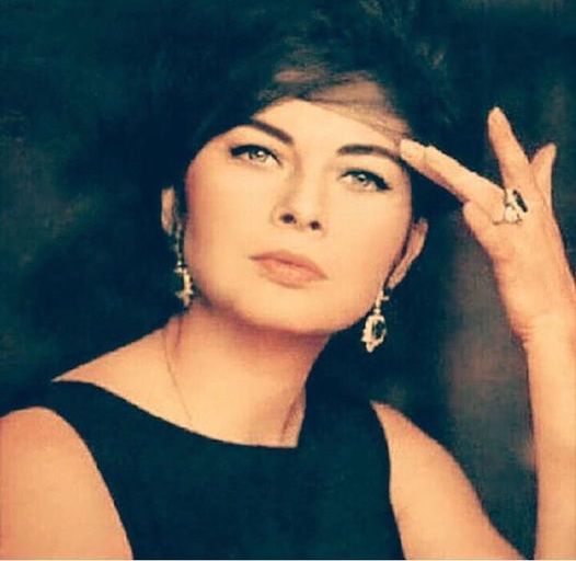 伊朗末代美艳王后！国王宠翻送天价珠宝，却因无法生育被流放