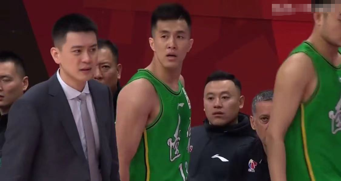 为什么nba球星怒吼没有原声(赛场原声曝光！郭艾伦怒吼庆祝进球被吹T并不冤，这次裁判做对了)