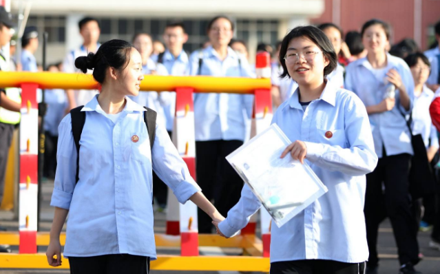 高考前的最后一课！班主任“告别”学生，一句“道歉”让学生泪目